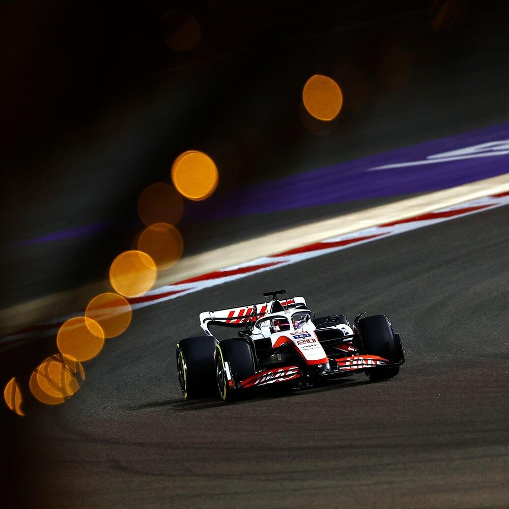 La Haas VF-22 di Kevin Magnussen in pista in Bahrain lo scorso anno