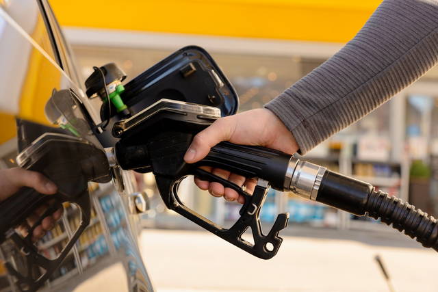 Il prezzo della benzina scende al livello minimo del 2023